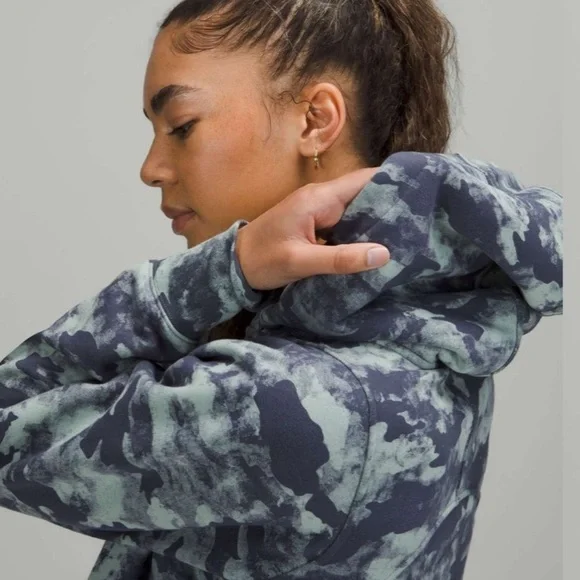 Lululemon Loungeful Cropped
Hoodie Heritage Camo Wash WP Blue Multi - Picture 2 of 7
